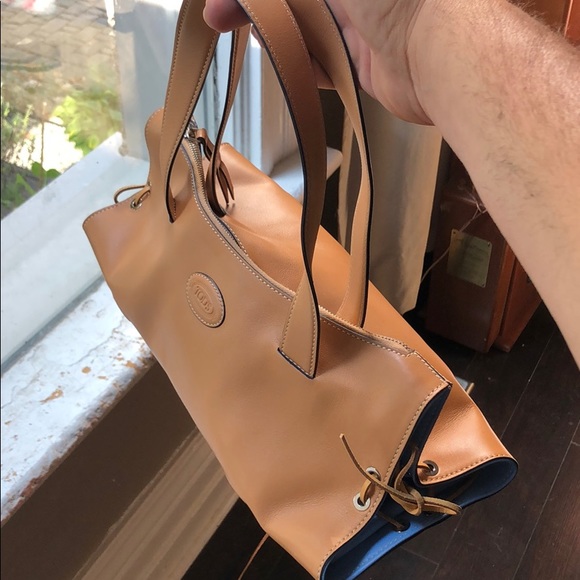Tods handbag like new condition with dust bag - Picture 3 of 6